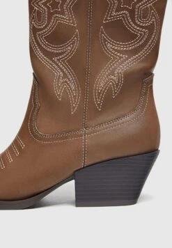 PULL & BEAR Mit Stickereien - Santiags - Brown -Chaussures Soldes 1af87cb68ab34a359e6ea30f4c609005
