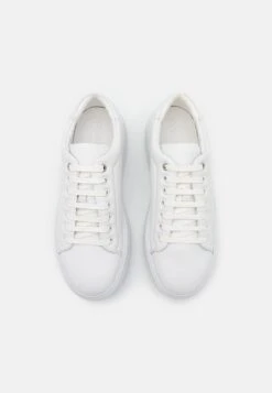 Calvin Klein Bubble Cupsole Lace Up - Baskets Basses - Triple White 13 Calvin Klein Bubble Cupsole Lace Up - Baskets Basses - Triple White -Chaussures Soldes b7880577a3574f10b4bdbb75cc582904