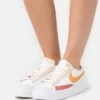 Nike Sportswear Blazer Low Platform - Baskets Basses - White/Vivid Orange/Citron -Chaussures Soldes cb452291b80a424bad9400a3334b97be