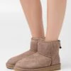 Ugg Classic Mini - Bottines - Caribou 1 Ugg Classic Mini - Bottines - Caribou -Chaussures Soldes d487b1af3f7b4012945ca731af11492d