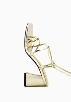 BERSHKA Tied - Sandales - Gold Coloured -Chaussures Soldes eac7268c31964602be956839f5cb7759