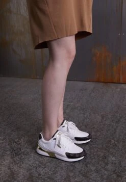 Guess Moxea - Baskets Basses - White/Brown 11 Guess Moxea - Baskets Basses - White/Brown -Chaussures Soldes f2742160c6734c2c9ea16bef33d13b98