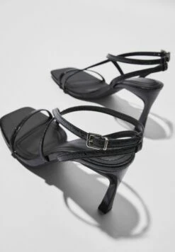 BERSHKA Strappy - Sandales À Talons Hauts - Black 14 BERSHKA Strappy - Sandales À Talons Hauts - Black -Chaussures Soldes f8e47e6ee1954bac8e8aaa55641034e2